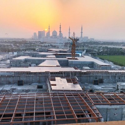 Luftaufnahme Abu Dhabi mit Baustelle im Vordergrund