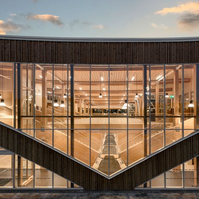 Dämmerungsaufnahme Eis- und Sporthalle Kviberg