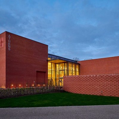 Außenansicht Eton School Pool bei Dämmerung