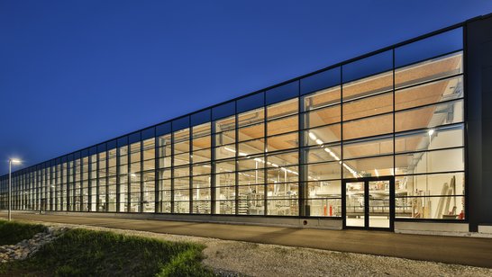 Gugelfuss Elchingen Produktionshalle bei Nacht