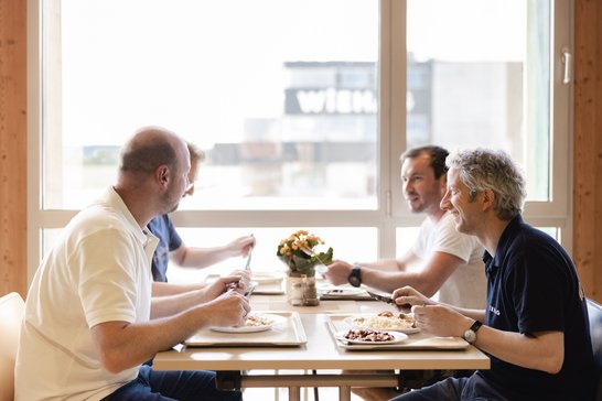 Mitarbeiter bei WIEHAG beim Essen