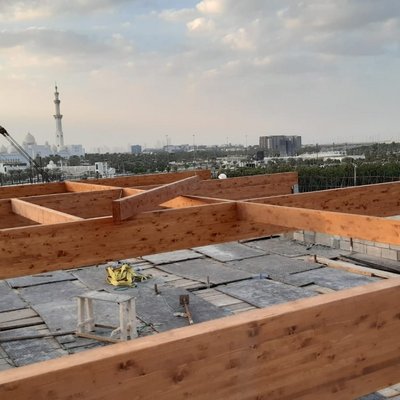 Holzträger in der Bauphase des Souk in Abu Dhabi