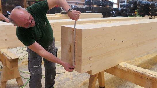 WIEHAG Mitarbeiter beim Qualitätscheck der Holz Bauteile für den Ascent Tower