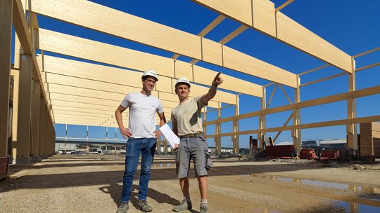 Zwei WIEHAG Projektmanager auf einer Baustelle