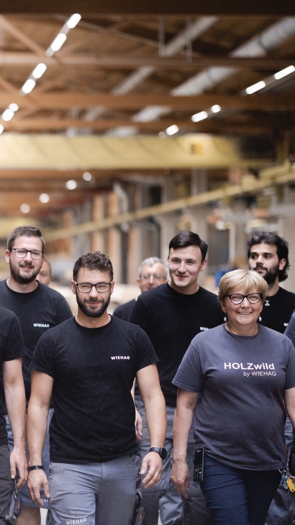 Gruppe an Mitarbeiterinnen und Mitarbeitern bei WIEHAG in Unternehmens-Shirts