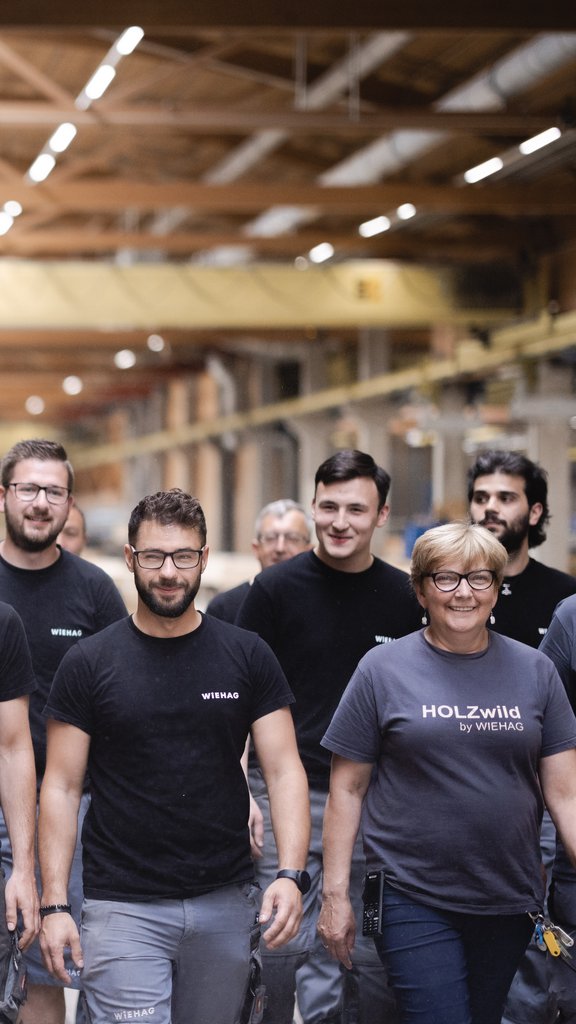 Gruppe an Mitarbeiterinnen und Mitarbeitern bei WIEHAG in Unternehmens-Shirts