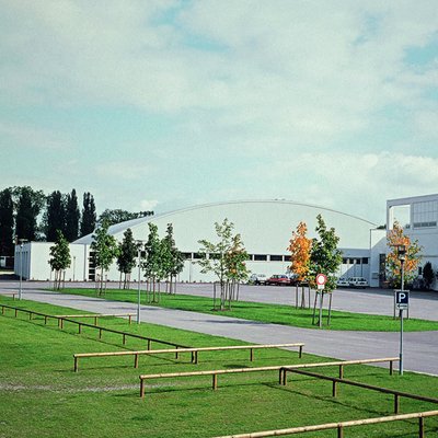 [Translate to Englisch:] Außenansicht Messehalle Straubing