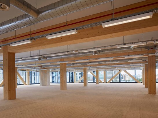 [Translate to English:] 25-kingstreet-bürogebäude-innenansicht