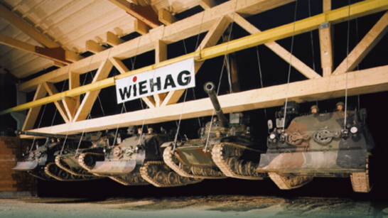 WIEHAG hängt Panzer an Leimbinder WIEHAG Panzer auf Leimbinder