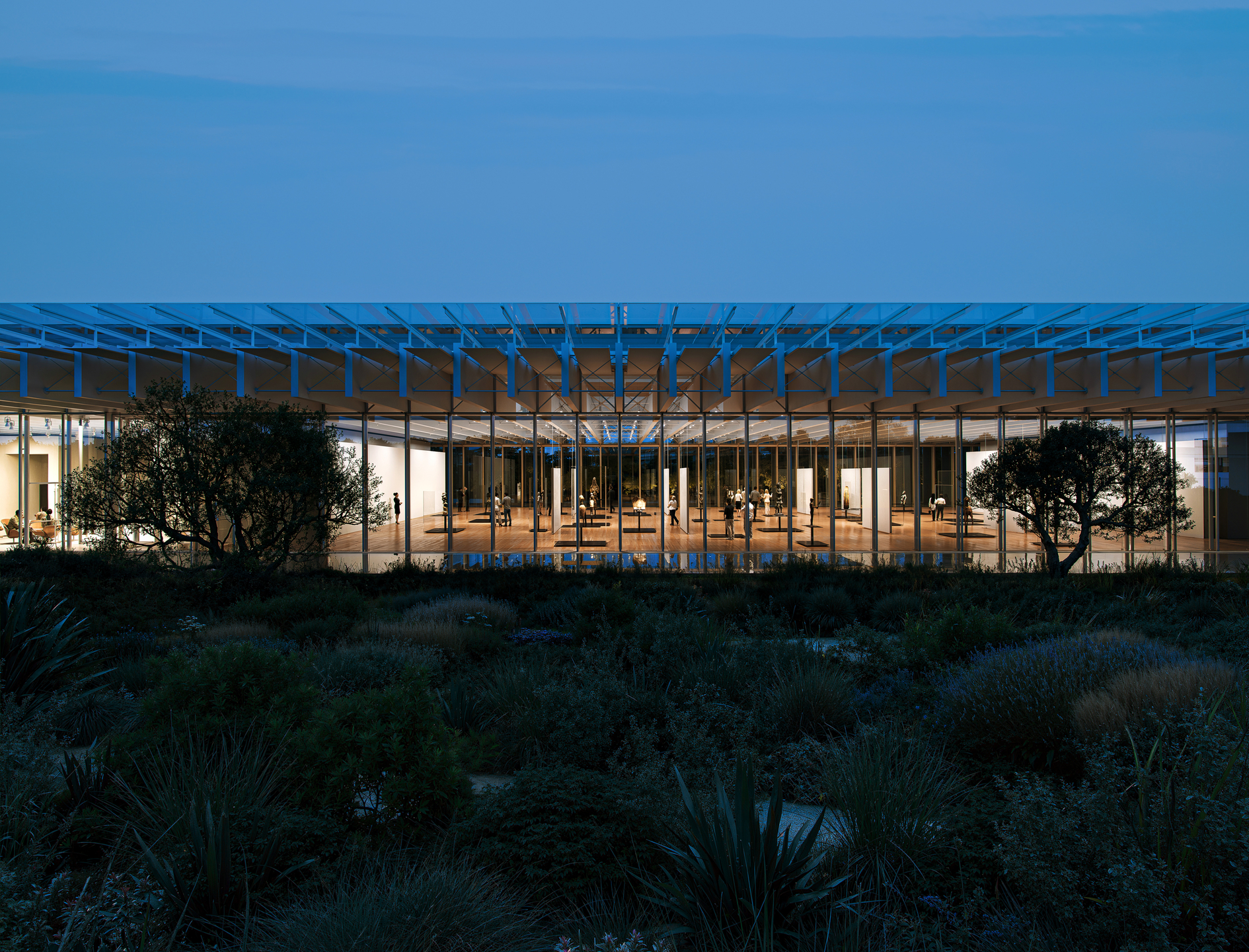 Kyklos Centre for Arts & Cultures Piräus, Außenansicht bei Dämmerung