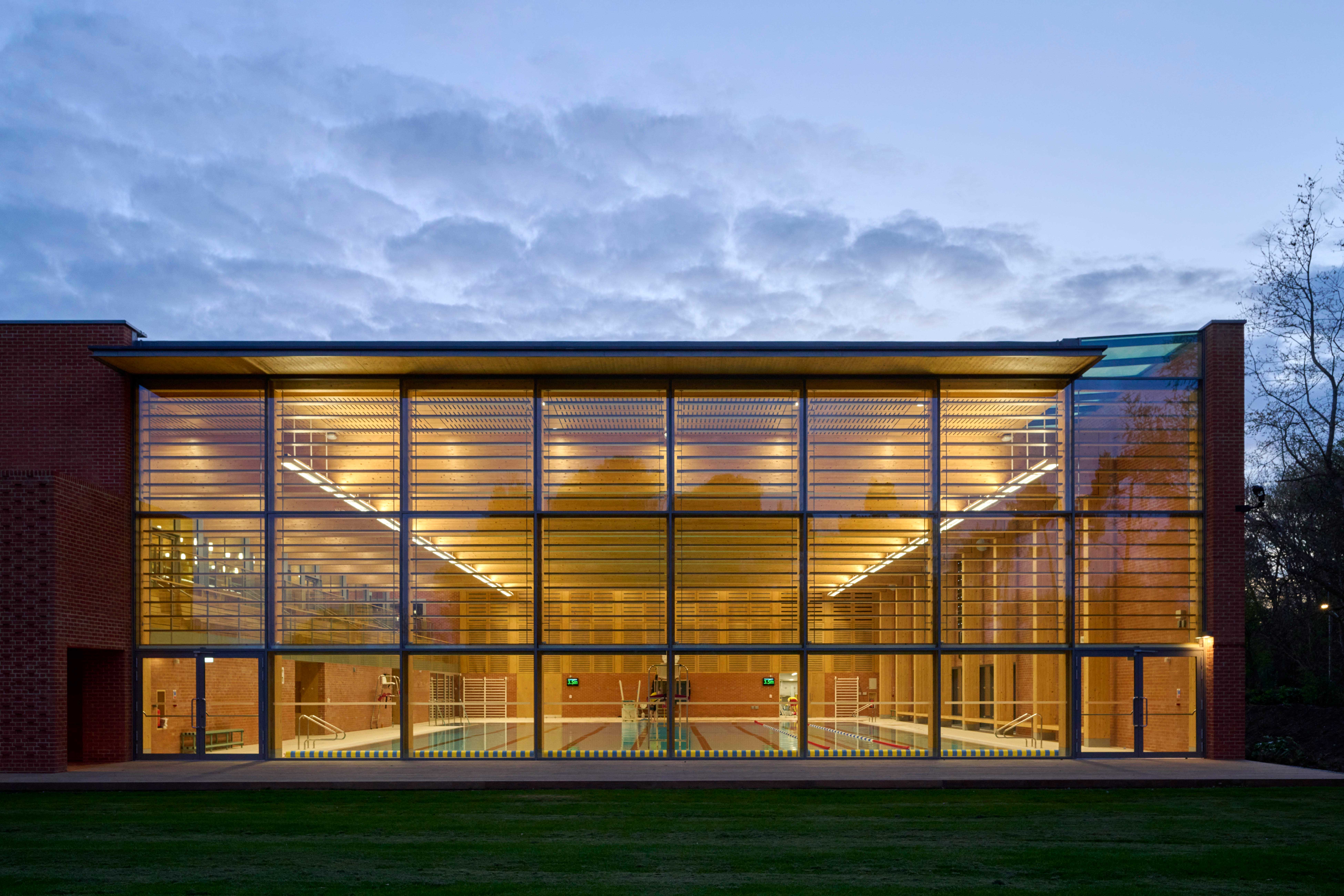 Beleuchtete Glasfront Schwimmbad